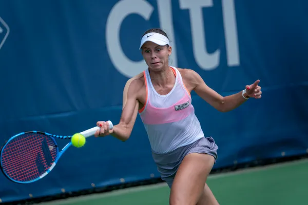 Magda Linette knocks out Iga Swiatek in Miami Open second round after three-set turnaround